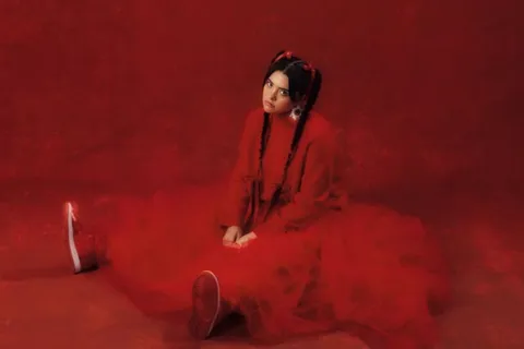 Lauren Spencer Smith has shared a new Christmas track, ‘Single On The 25th’