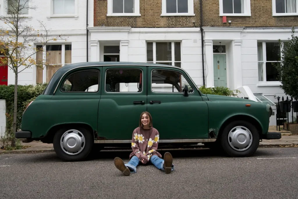 17-year-old newcomer Lexie Carroll has debuted a new single, 'familiar stranger' - watch