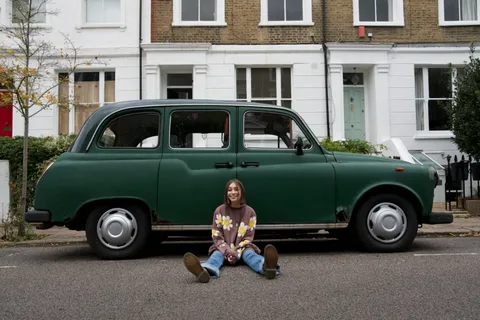 17-year-old newcomer Lexie Carroll has debuted a new single, 'familiar stranger' - watch