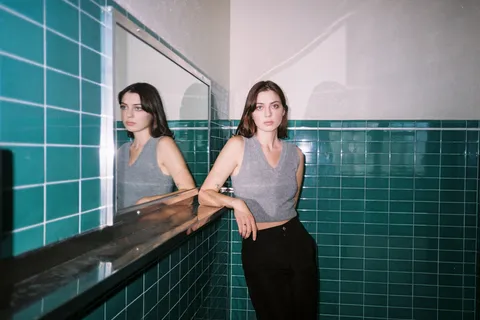 Lizzy McAlpine has shared a new video for second album cut, 'ceilings'