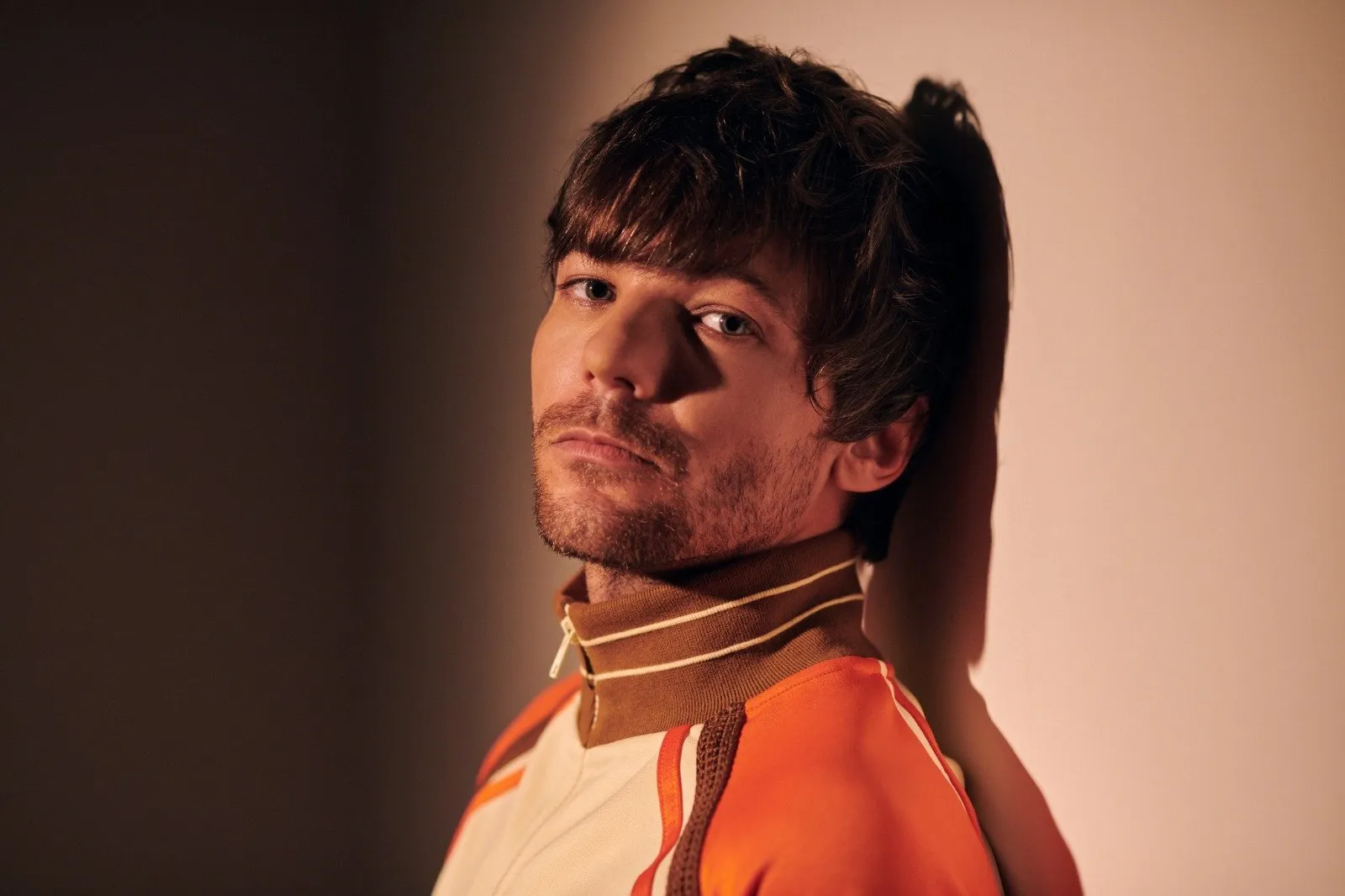Louis Tomlinson has shared a live version of his current single, ‘Bigger Than Me’, from a recent Milan performance