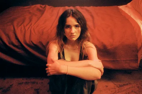 18-year-old newcomer Valencia Grace has arrived with her debut single, 'It Was You'