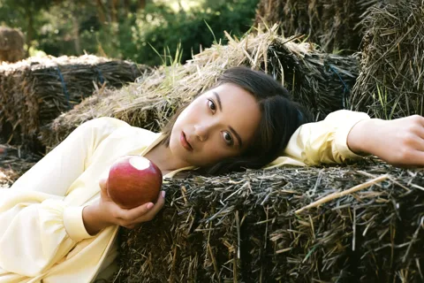 Laufey has shared a new track, 'Falling Behind'