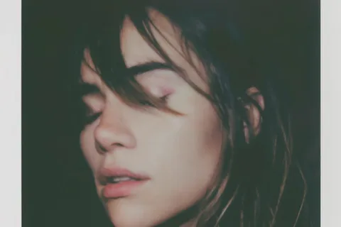 Suki Waterhouse has shared her new EP, ‘Milk Teeth’, including new track ‘Neon Signs’