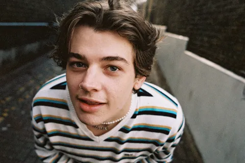 Thomas Headon is celebrating the release of his new EP with a video for title-track 'Victoria'