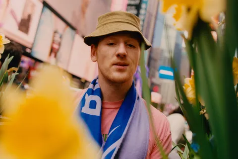 "I’m pretty sure my cat helped me write that song" - Willie J Healey has shared his new single, 'Woke Up Smiling'