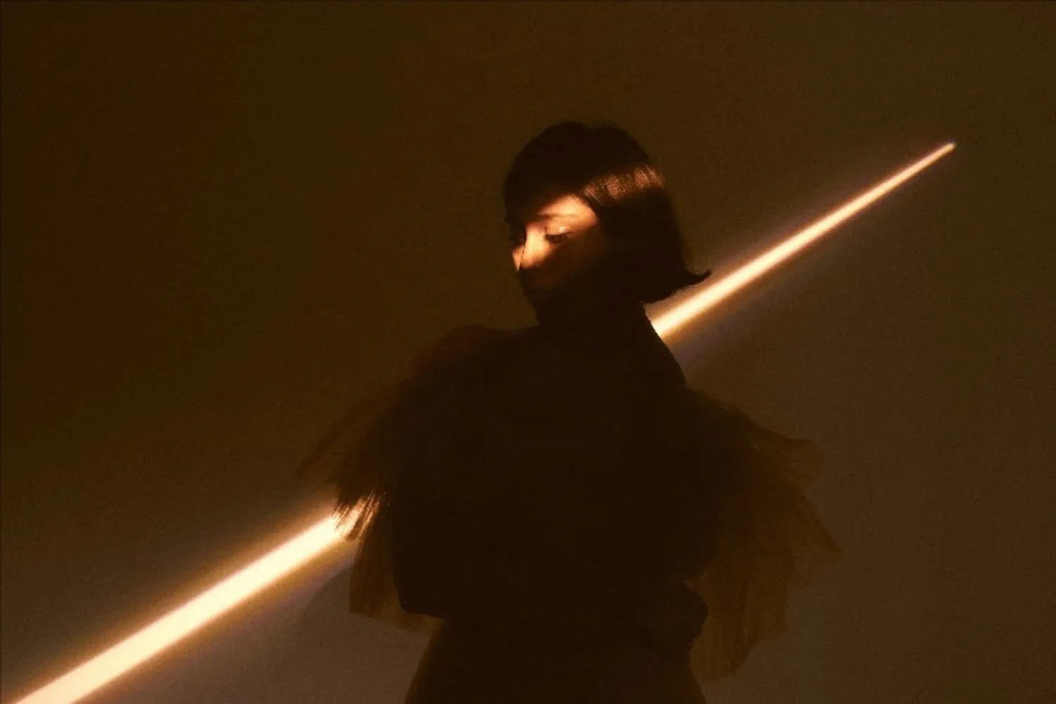 Abby Simone has released her second single, 'Walking Away'