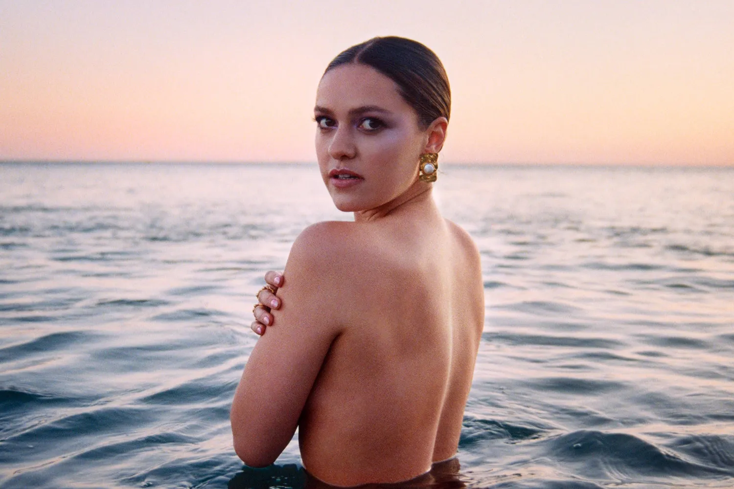 Bow Anderson comforts a friend with her new single, 'Watching Her Heartbreak'