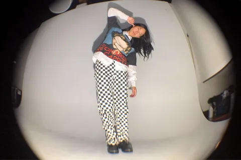 Deb Never has debuted her first new music of 2022, 'Crutches'