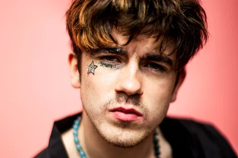 Declan McKenna is wishing us all a 'Wombling Merry Christmas' with his festive cover - watch