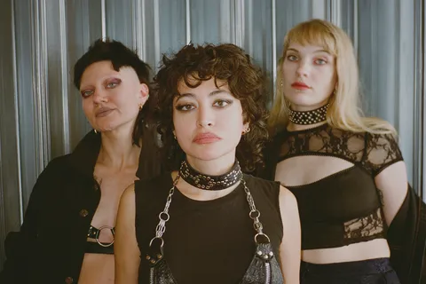 deep tan have released a new single, 'xenomorph queen' - "a new, intergalactic perspective on #hotmilfsinyourarea"