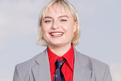 Låpsley has debuted a brand new single, ‘Smoke and Fire’