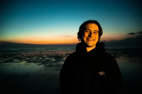 Mac Wetha has shared a new single, 'Play Pretend', featuring spill tab