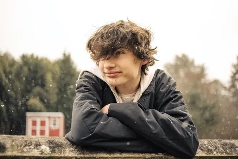 glaive has shared a new song, ‘three wheels and it still drives!’, alongside a music video