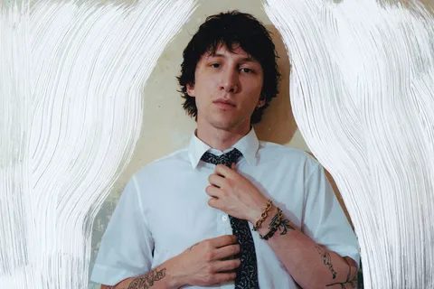 Joey Maxwell has returned with a new single, 'hollowing out'