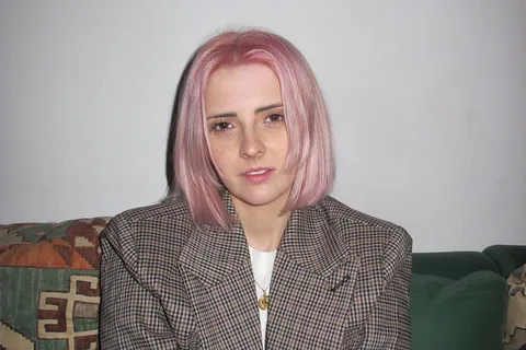 Emily Burns has released a new single, 'Cheating On Her': "Once a cheater, always a cheater"