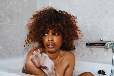 Iris Gold has unveiled her new single 'Sugar On My Lips' featuring Dave Stewart