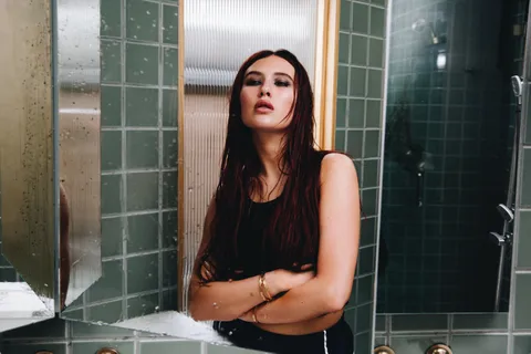 Mimi Webb has shared a video for R&B-influenced track ‘I Met A Boy’, from her new album ‘Confessions’