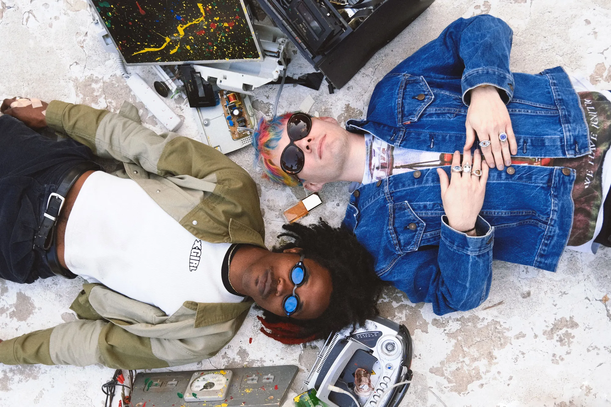 DE'WAYNE and Waterparks' Awsten Knight have joined forces for a brand new track, 'Perfume'