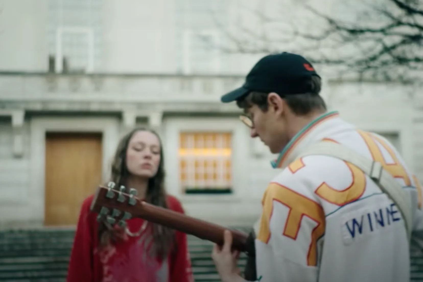 Glass Animals' Dave Bayley and Holly Humberstone have teamed up for an acoustic performance of 'Heat Waves'