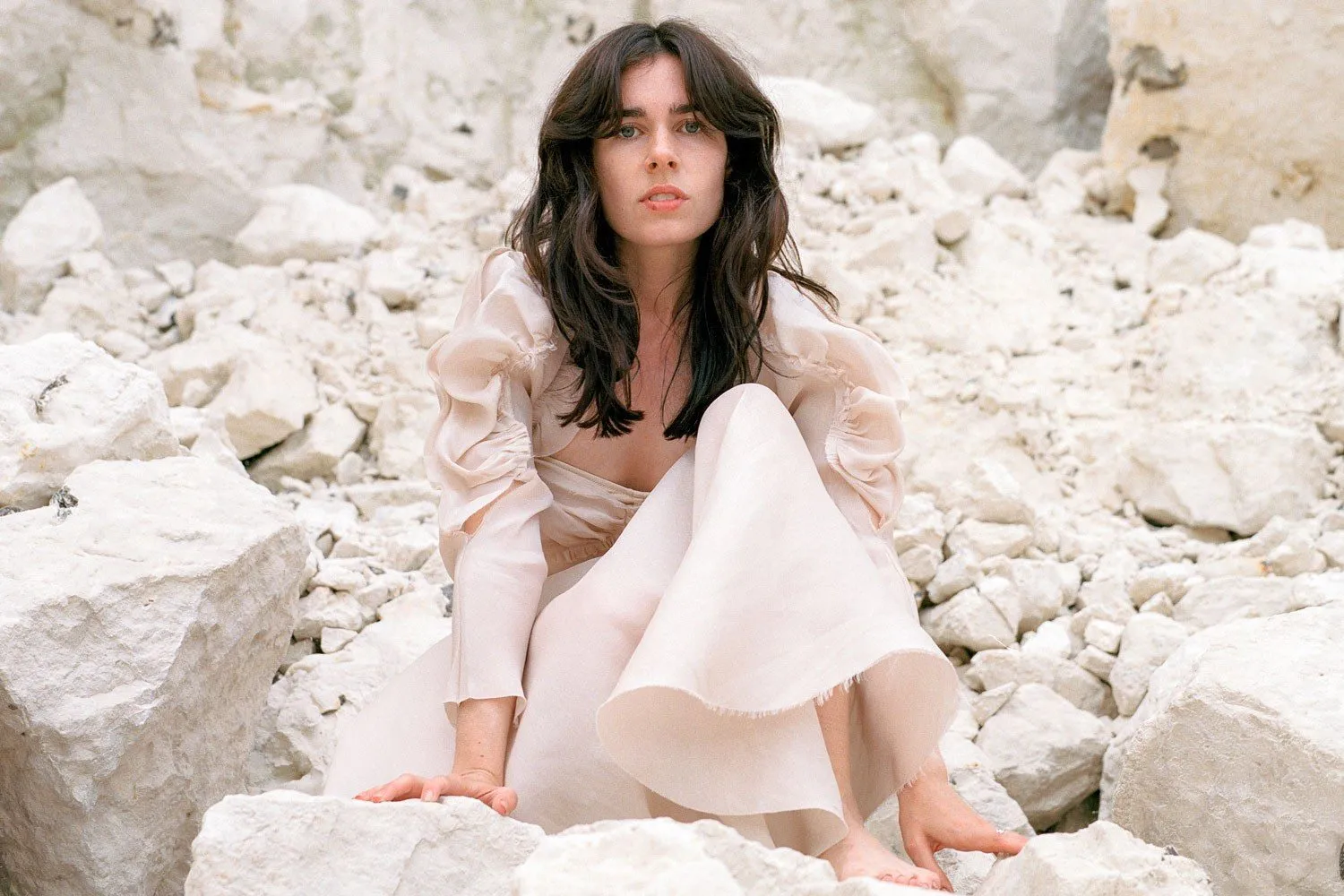 Sinead O'Brien has dropped her new single, 'Fall With Me'