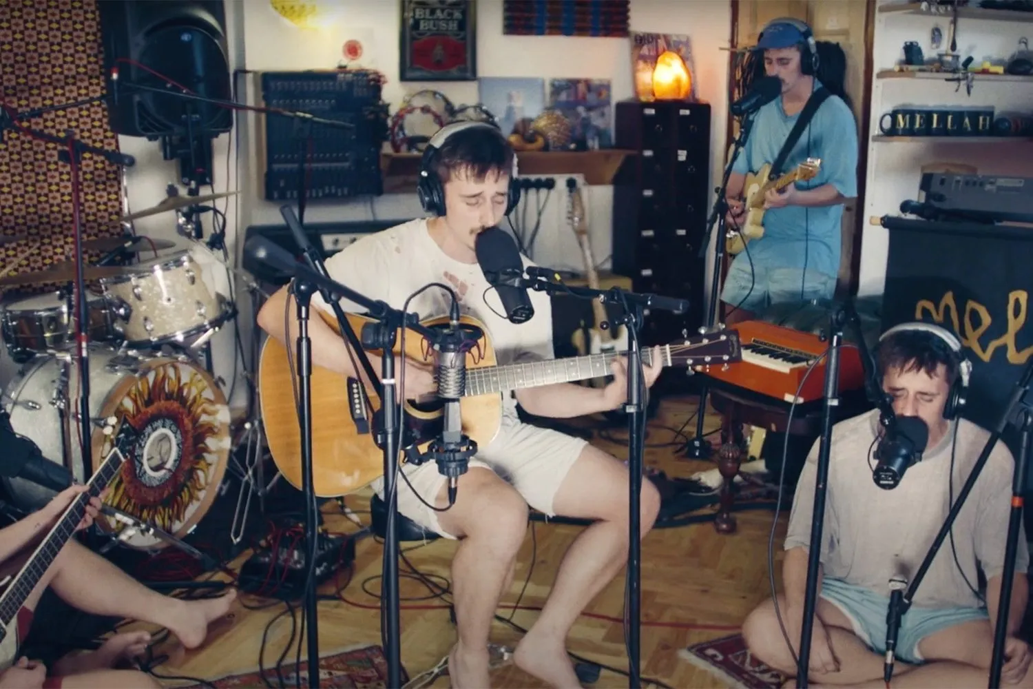 Mellah has aired his new single 'Hitchin' with a multi-Mellah live video