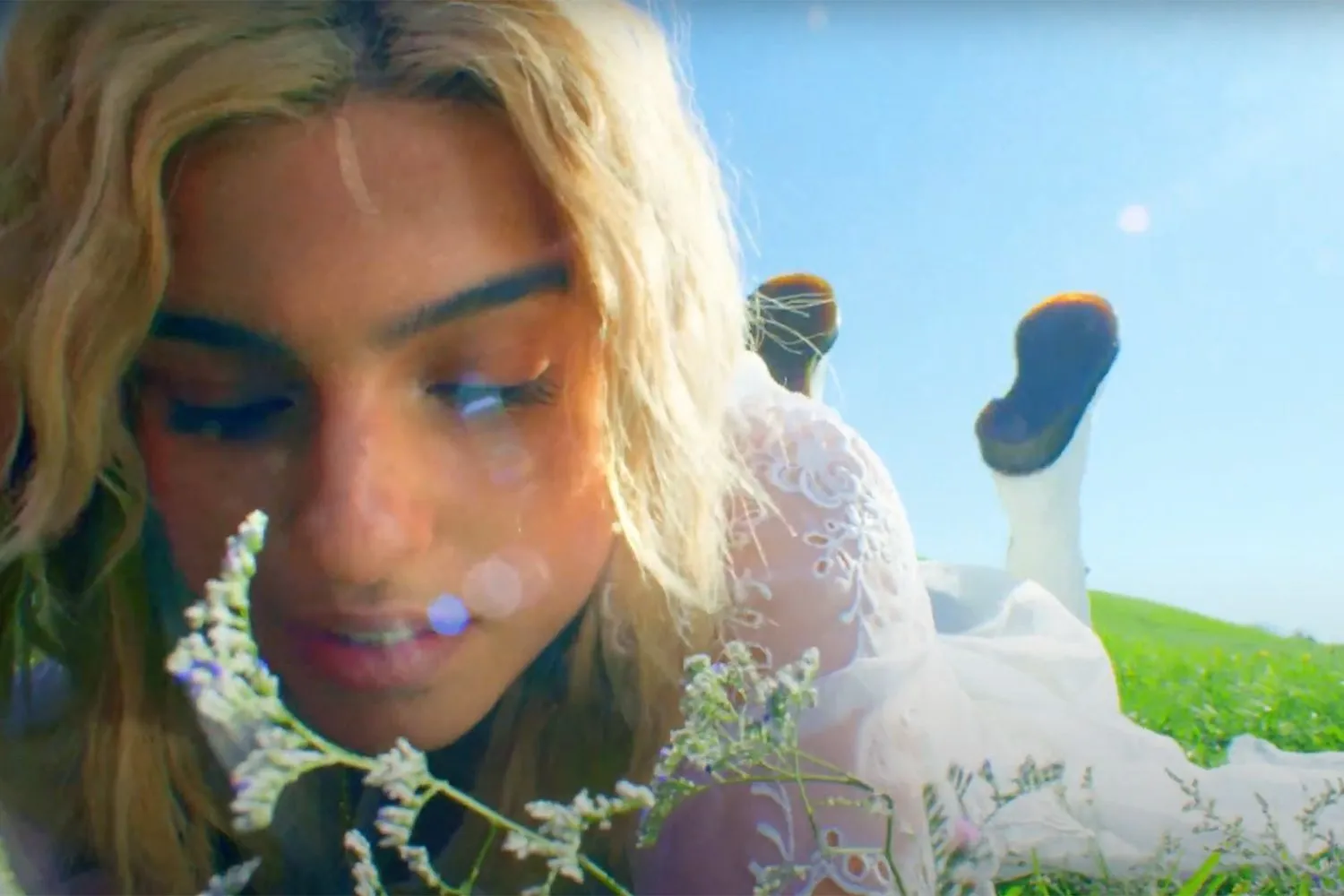 renforshort goes back to nature with her video for latest single 'afterthoughts'