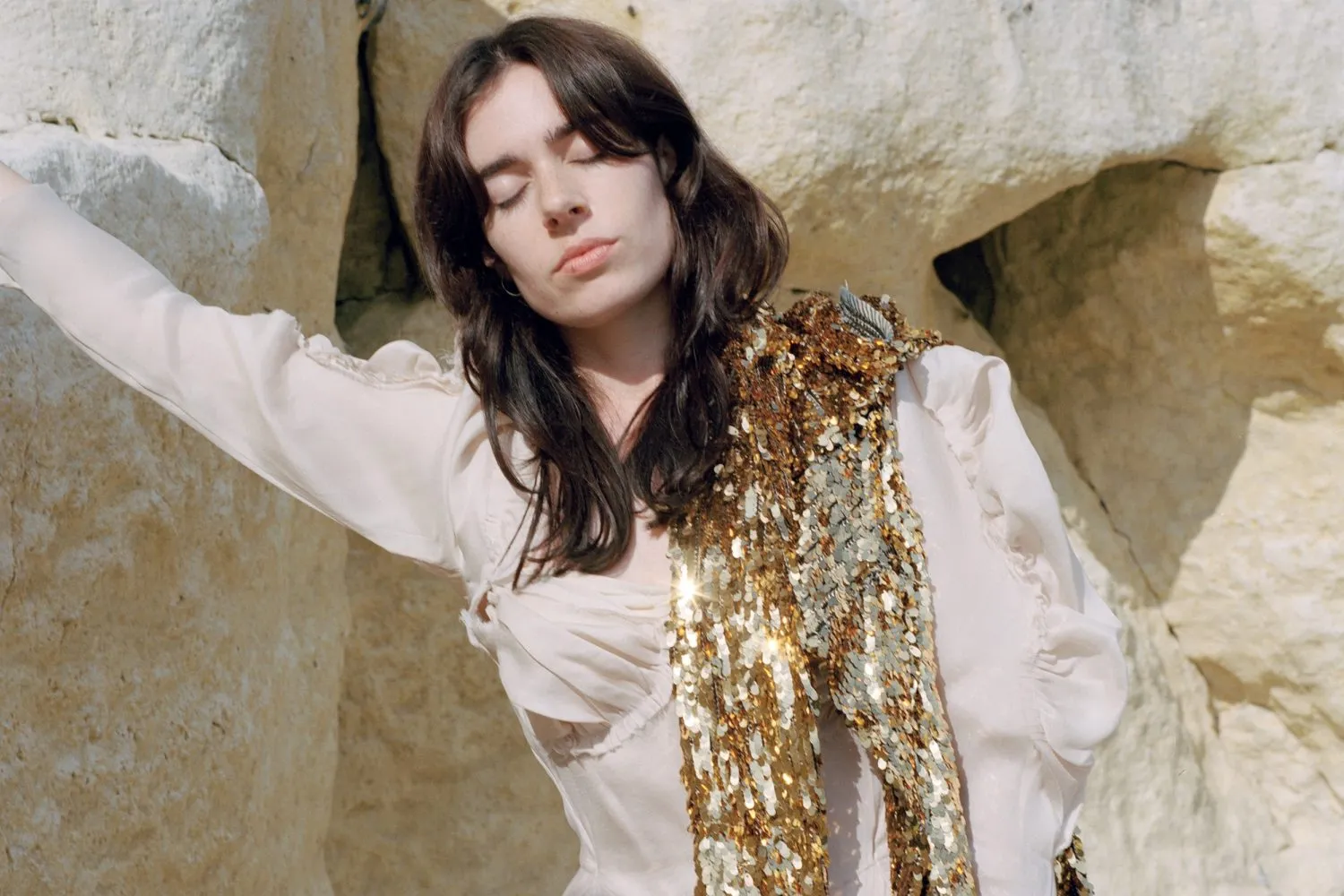 Sinead O’Brien has shared her new track ‘Roman Ruins’, from an upcoming EP