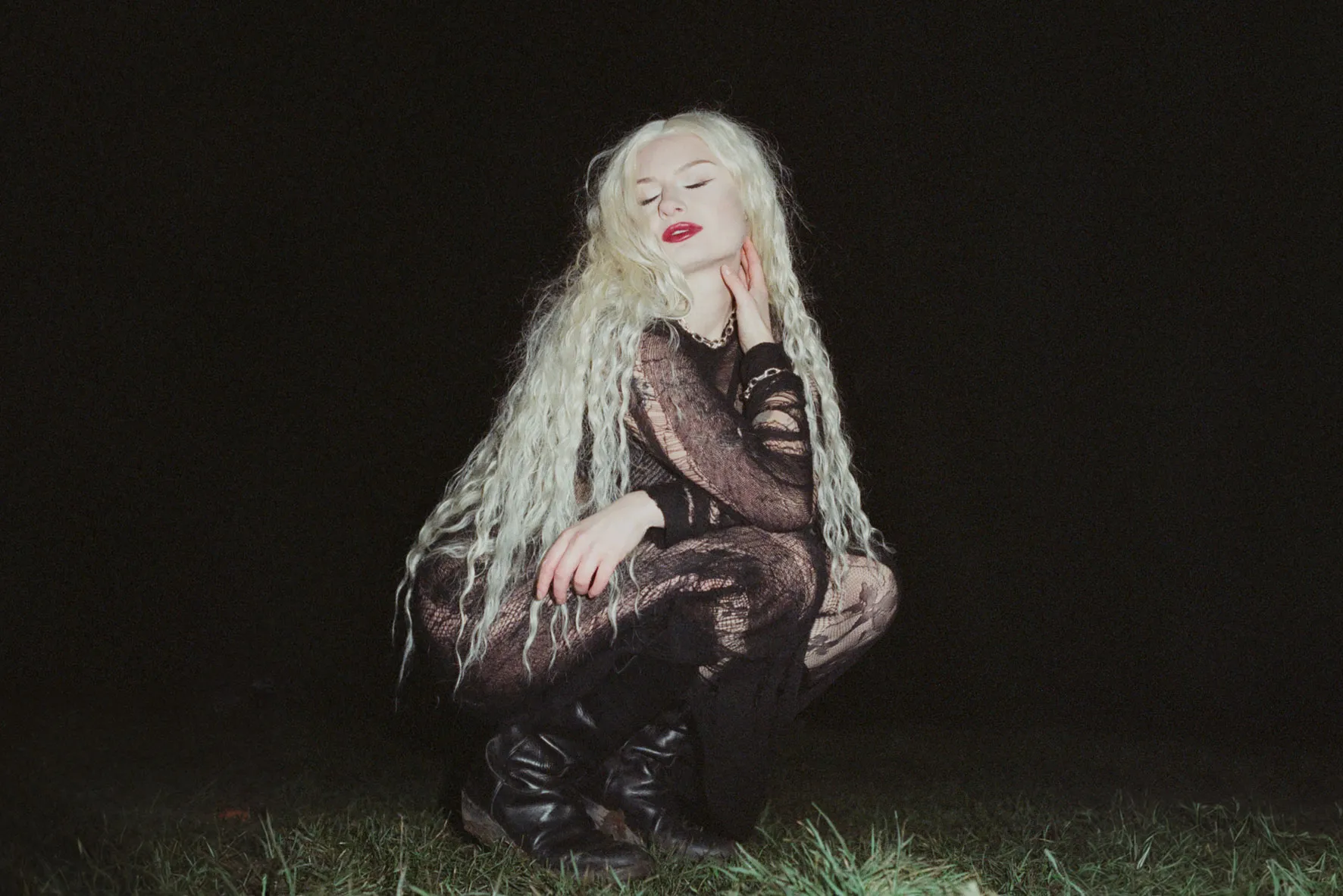 Låpsley releases new single 'Hurricane' and announces UK tour dates