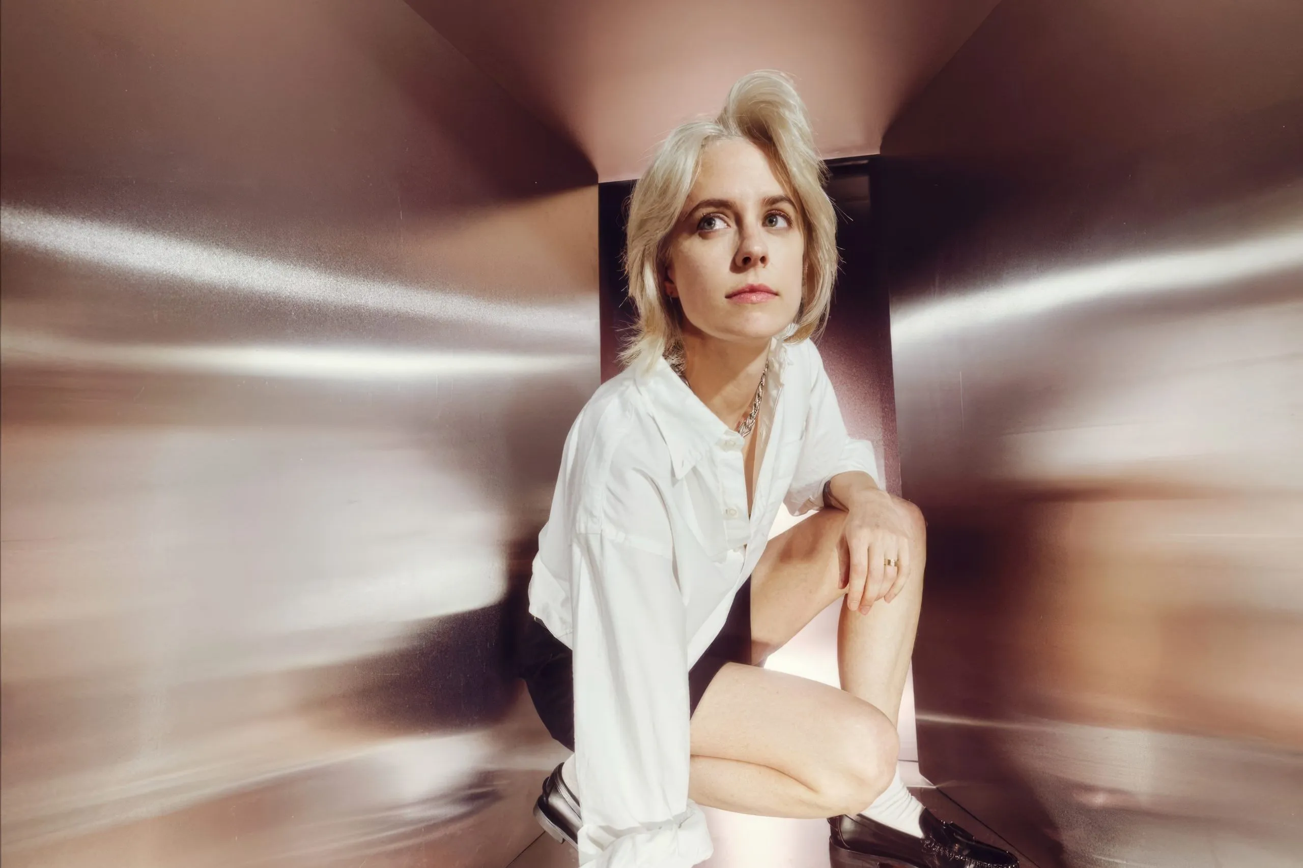 Avalon Emerson launches 'Perpetual Emotion Machine' project with new cover song