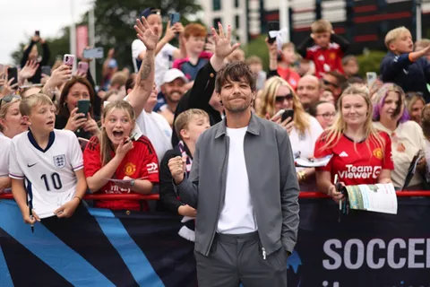 Louis Tomlinson's Soccer Aid shirt is currently leading a UNICEF charity auction with bids at over £6,000