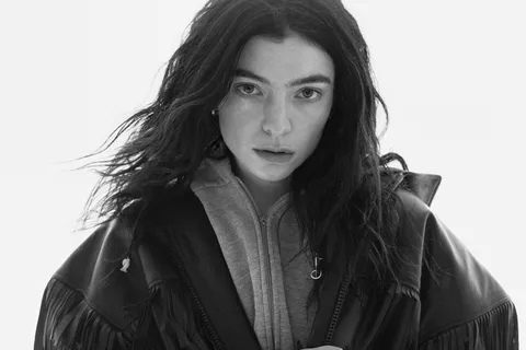 Lorde is hinting at that surprise Glastonbury performance again