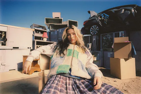 spill tab has released her introspective new single 'Hold Me'