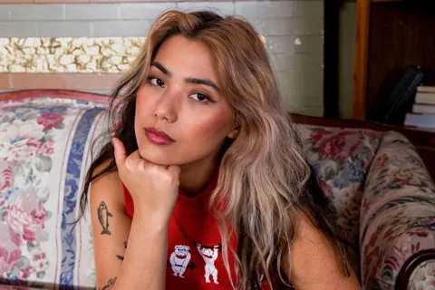 spill tab feels disconnected and anxious on her fab new single, 'PINK LEMONADE'