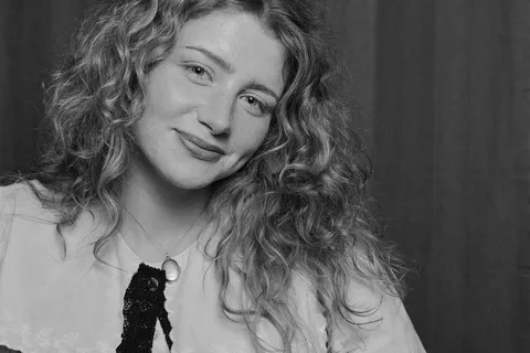 Ellur turns self-reflection into sunshine with her new single 'Yellow Light'