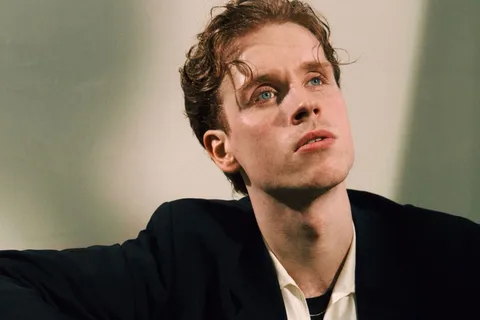 Sebastian Schub has released a stripped-back piano ballad about missed romantic opportunities