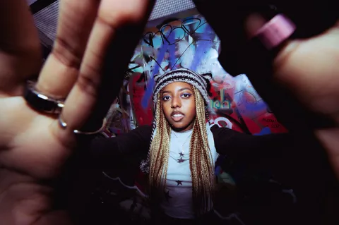 DellaXOZ has shared a new track, 'don't do it' - "a reminder to not relapse back into old habits"