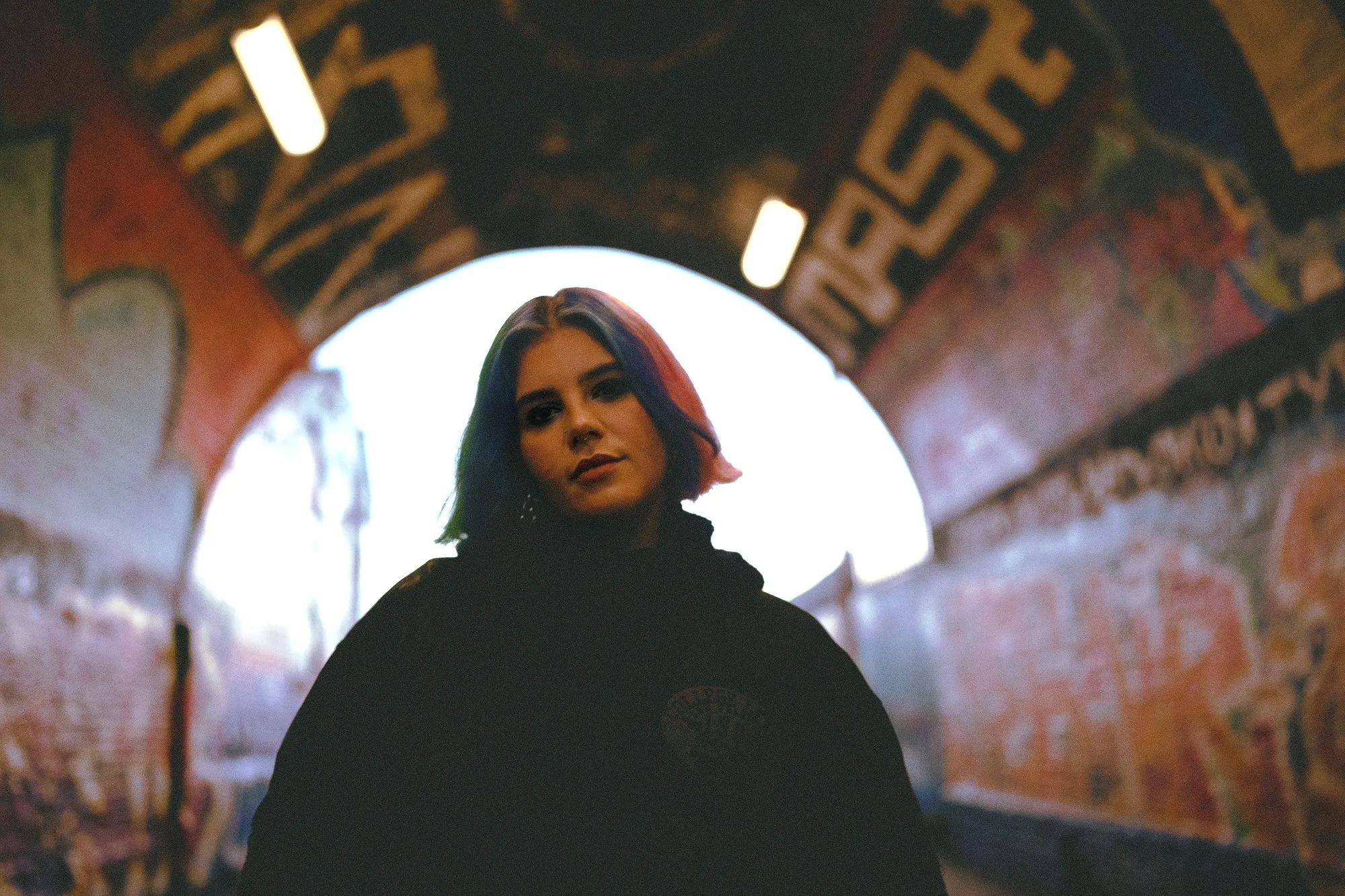 Issey Cross has shared a new single 'Energy in My Town', celebrating UK club culture