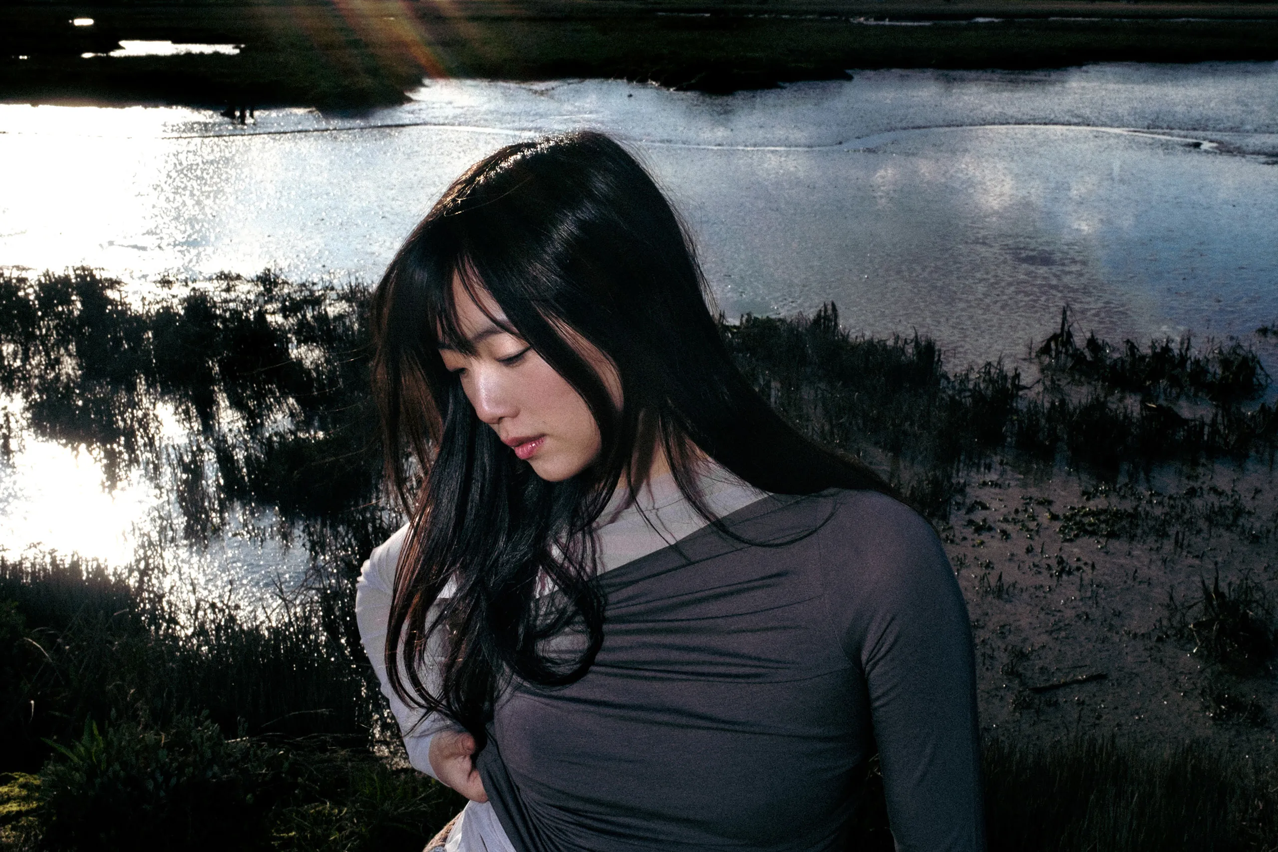 Sarah Kinsley delves into alternate universes with her new single 'Realms'