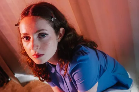 Siobhán Winifred has announced her debut EP 'Don't Do Well Alone' with its confessional title-track