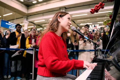 Laufey put on a surprise performance of Christmas songs at St Pancras station during her London visit