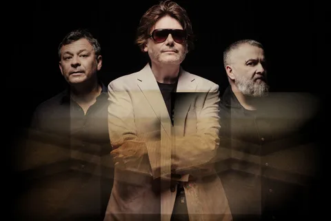 Manic Street Preachers have dropped a new single, 'Decline & Fall'