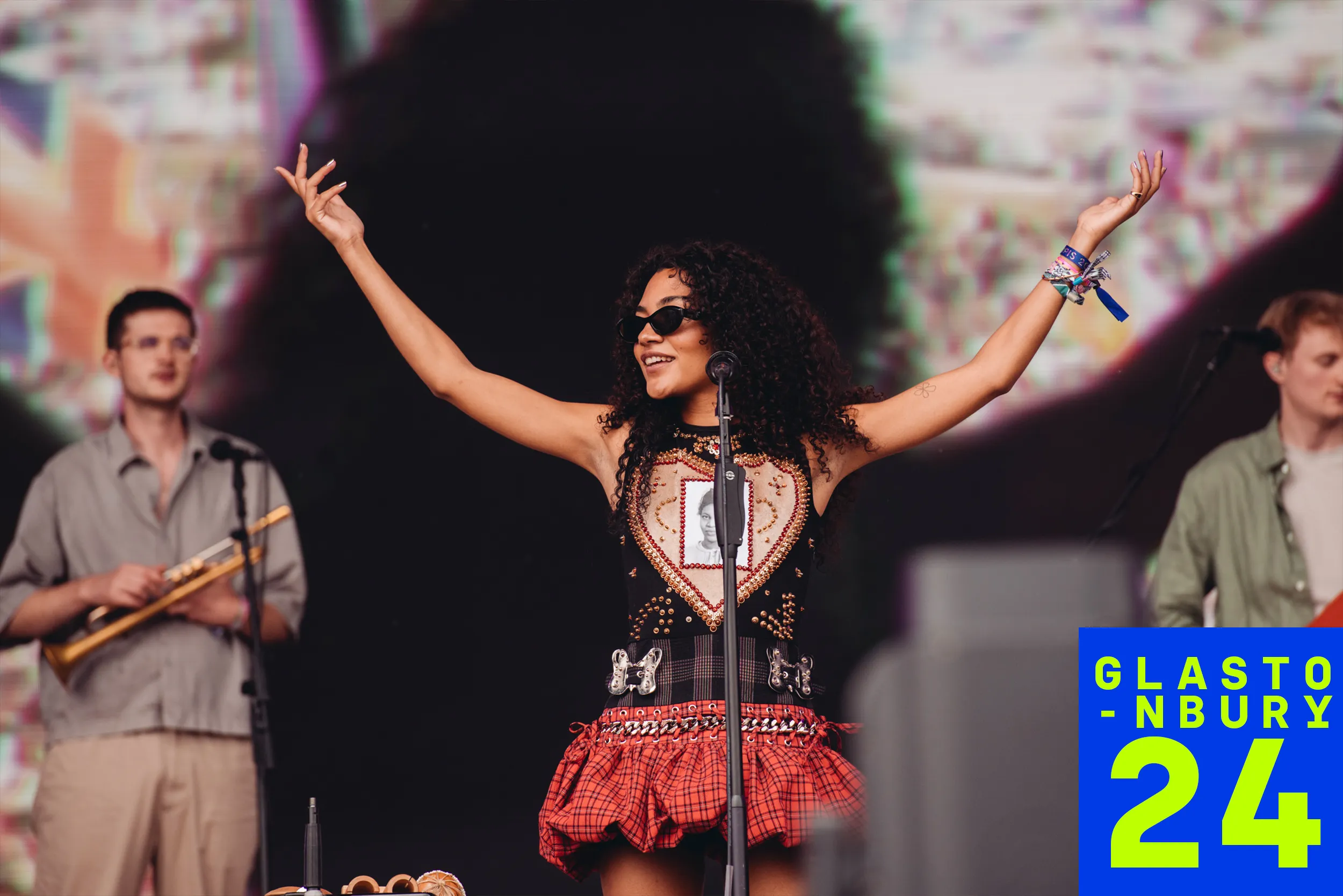 Olivia Dean shows she should be the first thing anyone sees on a festival Friday at Glastonbury 2024