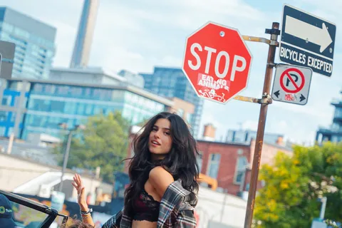 renforshort has unveiled her new single 'on my way!' ahead of her upcoming UK shows