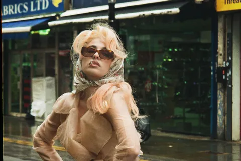 Sofia and the Antoinettes has unveiled cinematic new single ‘Vespa’