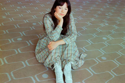 Ninush has announced her debut EP 'The Flowers I See You In' with new single 'I Don't Mind'